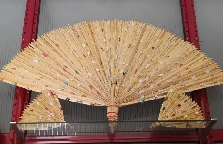 Os leques de palha podem ter diversos tamanhos